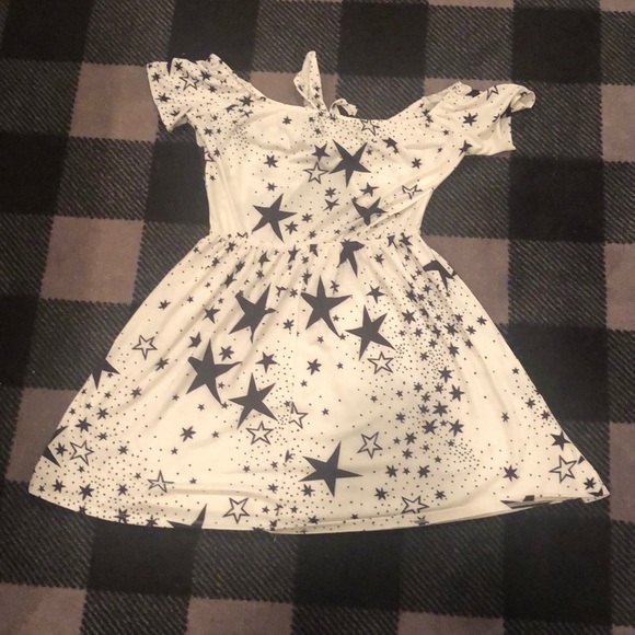 An off the shoulders mini dress with stars and tie - Picture 2 of 3